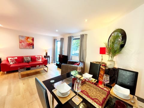 Patio, Patio, TV and multimedia, Living room, Seating area, Dining area