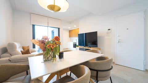TV and multimedia, Kitchen or kitchenette, Living room, Seating area, Dining area