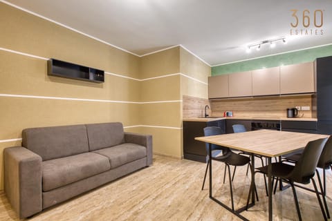TV and multimedia, Kitchen or kitchenette, Living room, Seating area, Dining area, minibar, oven, stove