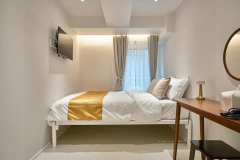 Bed, TV and multimedia, Photo of the whole room, Bedroom