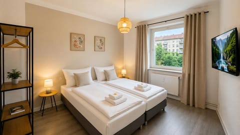 Bed, TV and multimedia, Photo of the whole room, Bedroom