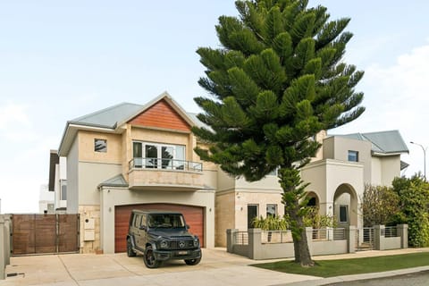 Property building, Day, Parking