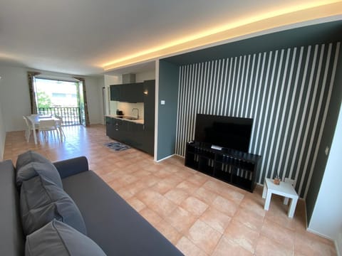 TV and multimedia, Living room, Seating area, Evening entertainment, air conditioner