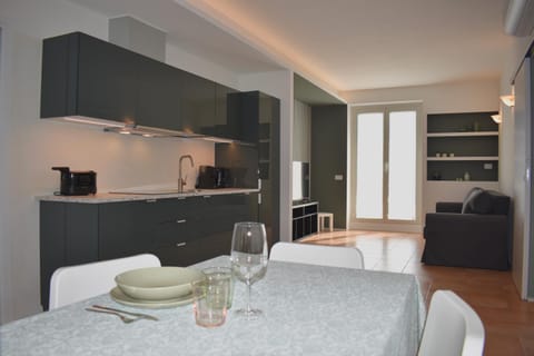 Coffee/tea facilities, Kitchen or kitchenette, Living room, Seating area, Dining area, air conditioner