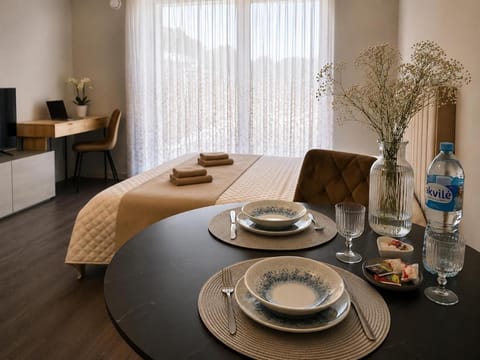 Bed, TV and multimedia, Food and drinks, Photo of the whole room, Dining area, Bedroom