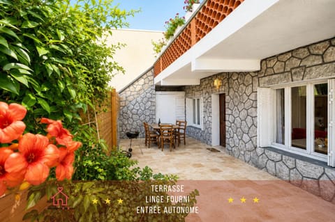 Property building, Patio, Spring, Day, Balcony/Terrace, Dining area, Garden view