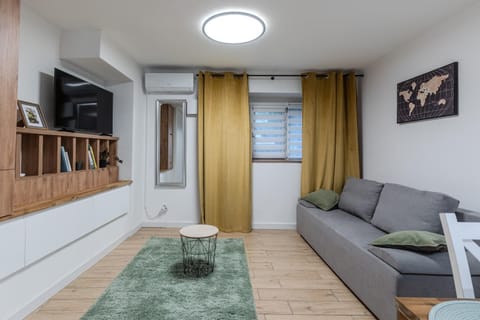 TV and multimedia, Living room, Seating area, Evening entertainment, air conditioner