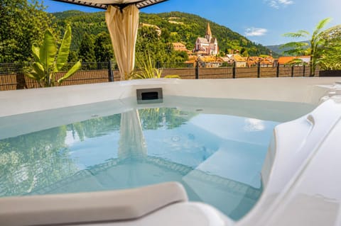 Garden, Hot Tub