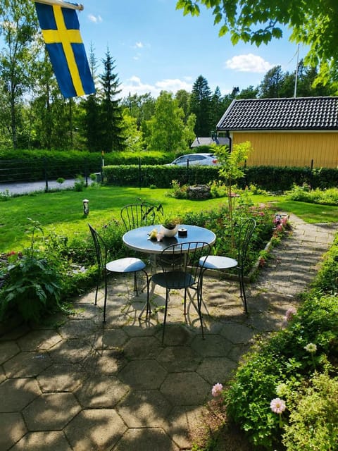Property building, Patio, Spring, Natural landscape, Garden, Dining area, Garden view