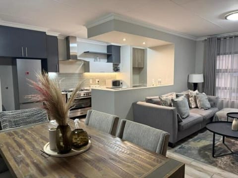 Kitchen or kitchenette, Living room, Seating area, Dining area, oven, stove