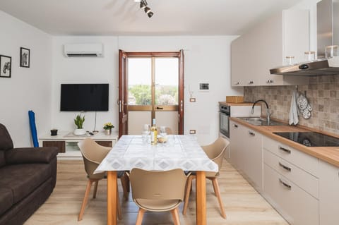 TV and multimedia, Living room, Dining area, air conditioner