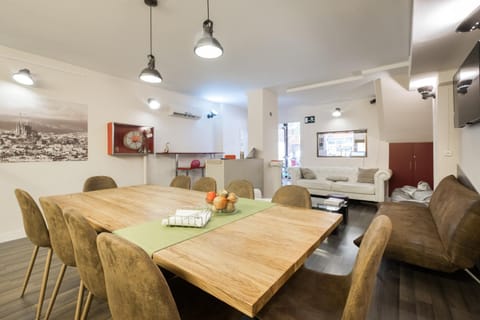 TV and multimedia, Kitchen or kitchenette, Living room, Seating area, Dining area