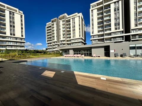 Property building, Day, Pool view, Swimming pool
