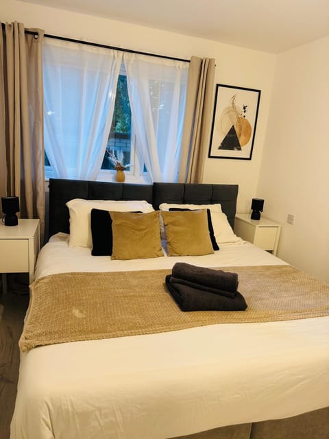 Bed, Photo of the whole room, Bedroom, towels