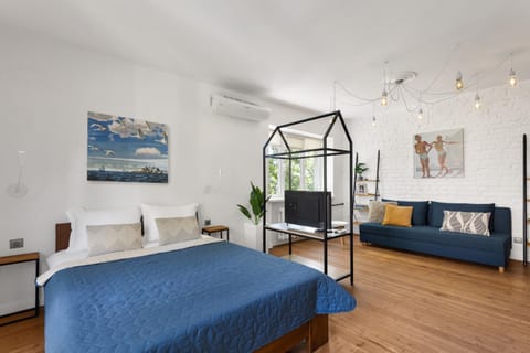 Bed, Living room, Photo of the whole room, Seating area, Bedroom