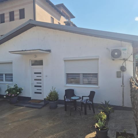 Property building, Patio, Balcony/Terrace