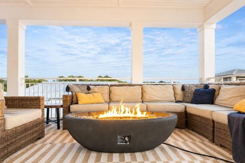 Day, Balcony/Terrace, Seating area, fireplace