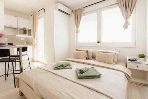 Kitchen or kitchenette, Seating area, Bedroom