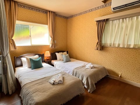 Bed, Photo of the whole room, towels, air conditioner