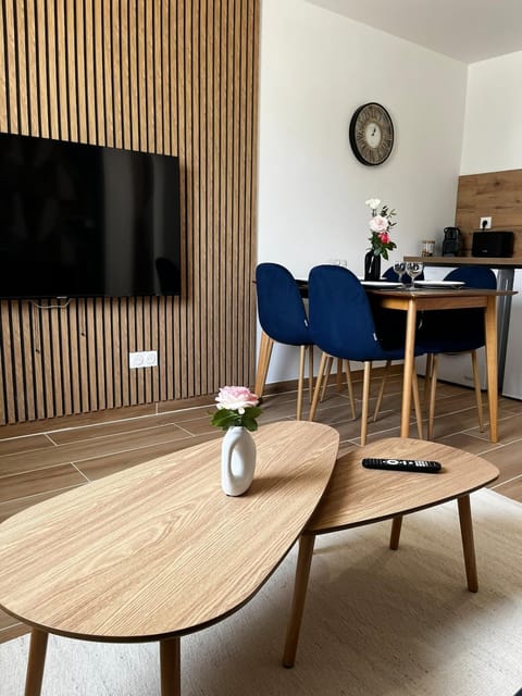 Communal lounge/ TV room, TV and multimedia, Dining area
