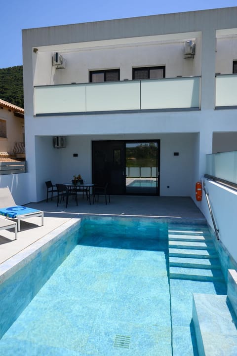 Day, Pool view, Swimming pool, sunbed