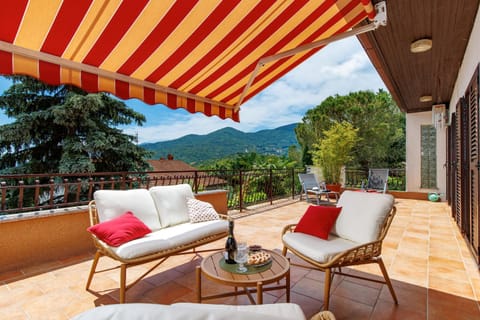 Day, Natural landscape, View (from property/room), Balcony/Terrace, Mountain view