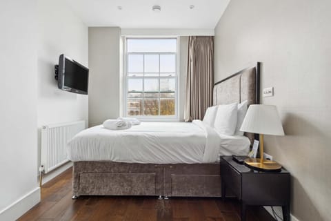 Bed, TV and multimedia, Photo of the whole room, Bedroom, towels