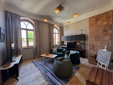 TV and multimedia, Living room, Seating area, Evening entertainment