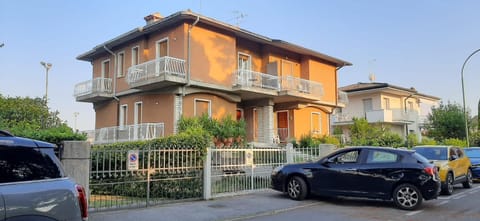 Property building, Day, Neighbourhood, Location, Parking