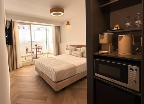 Bed, Bedroom, minibar