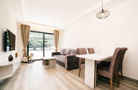 TV and multimedia, Living room, Seating area, Dining area