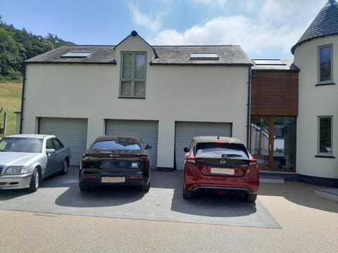 Property building, Facade/entrance, Parking
