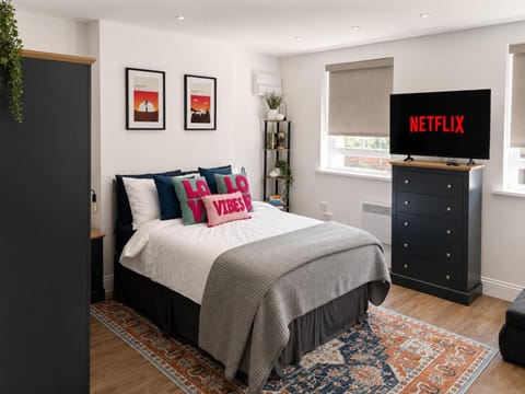 Property building, Bed, TV and multimedia, View (from property/room), Living room, Decorative detail, Seating area, Bedroom, flat iron, hair dryier, heating, storage, towels, wardrobe