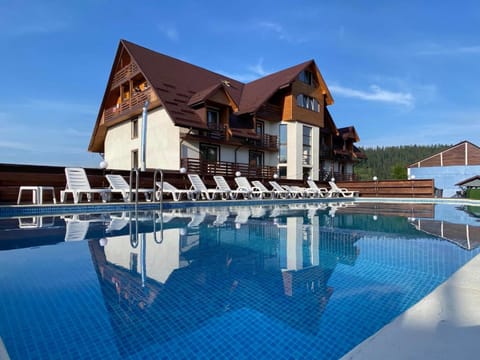 Property building, Day, Pool view, Swimming pool, Swimming pool, sunbed