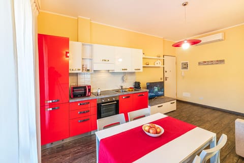 Kitchen or kitchenette, Food and drinks, Dining area, Food, oven, stove, toaster