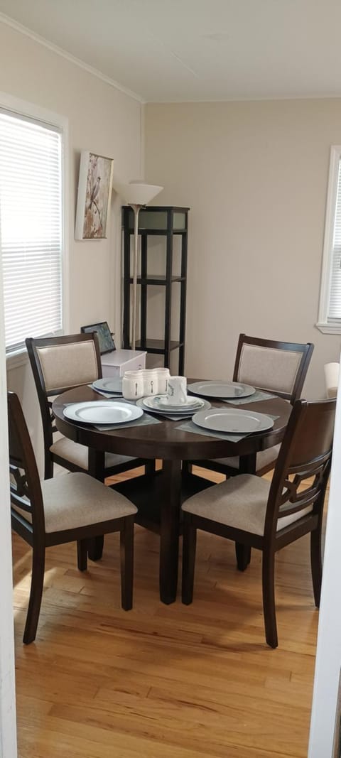 Seating area, Dining area