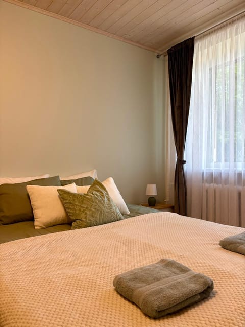 Bed, Bedroom, towels