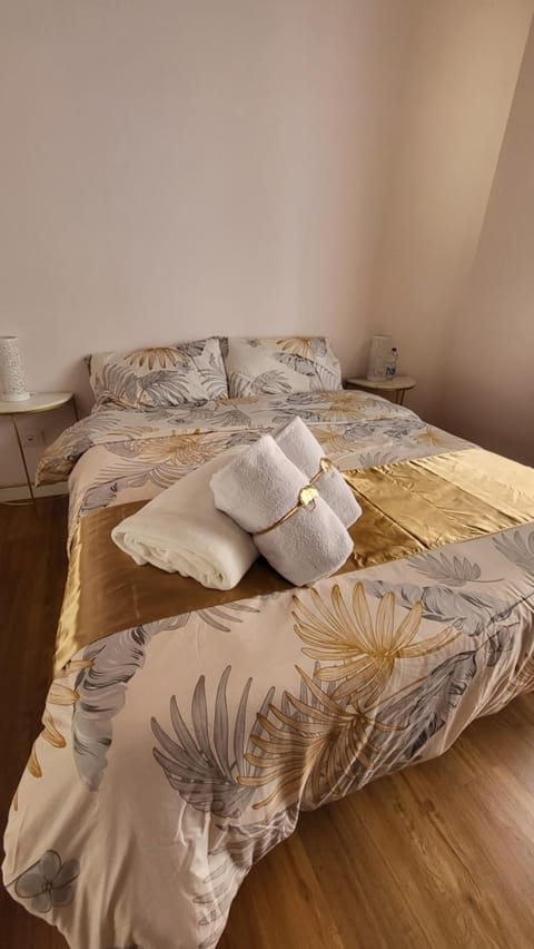 Bed, Photo of the whole room, Bedroom, towels