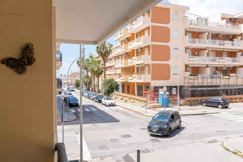 Property building, Day, Neighbourhood, City view, Street view, Location, Parking