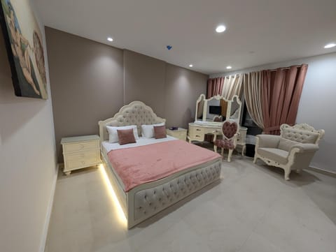 Bed, Living room, Photo of the whole room, Seating area, Bedroom