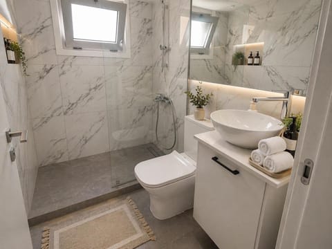 Shower, Toilet, Bathroom, towels
