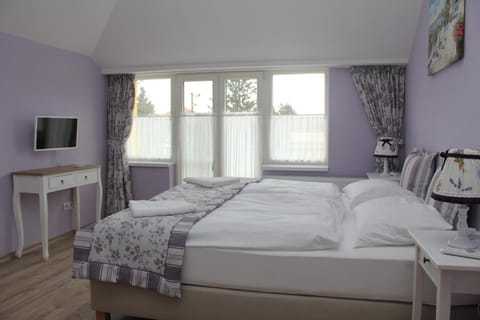 Spring, Day, Winter, Summer, BBQ facilities, Children play ground, Fishing, Garden, Balcony/Terrace, Hiking, Cycling, Evening entertainment, Autumn, On site, Pets, City view, City view, Entertainment