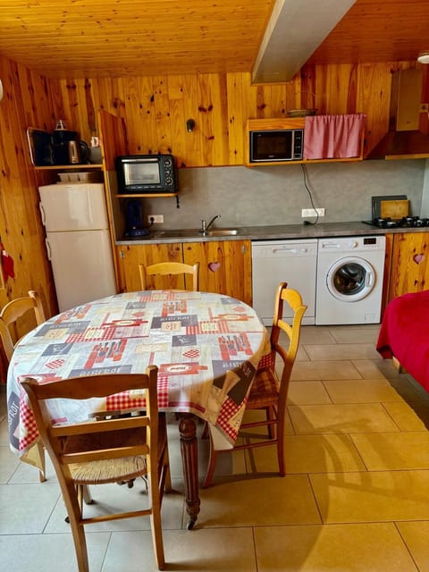 Kitchen or kitchenette, dishwasher, washing machine