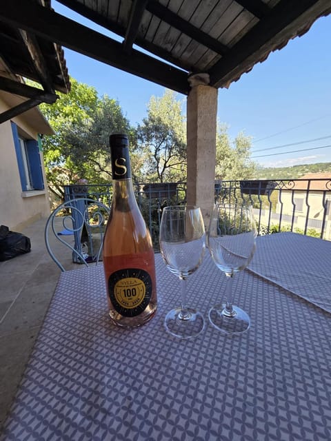 View (from property/room), Dining area, Alcoholic drinks
