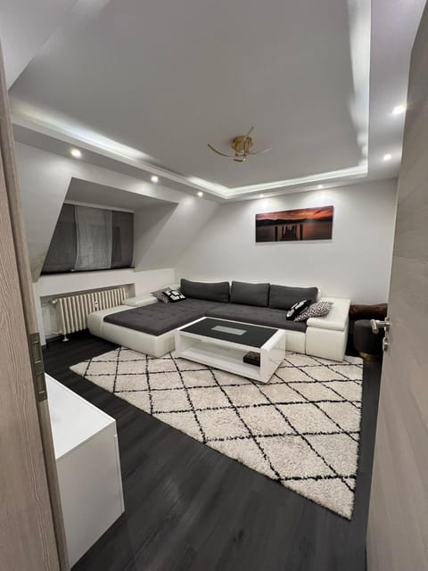 Bed, TV and multimedia, Living room, Photo of the whole room, Seating area