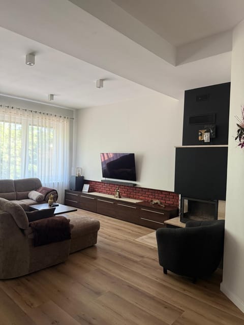 Communal lounge/ TV room, TV and multimedia, Living room, Seating area, Evening entertainment