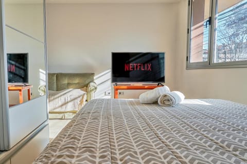 Bed, TV and multimedia, Bedroom
