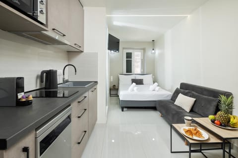 Bed, Coffee/tea facilities, Kitchen or kitchenette, Living room, Photo of the whole room, Seating area, Bedroom, oven, stove