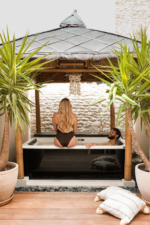 Patio, Day, Natural landscape, Hot Tub