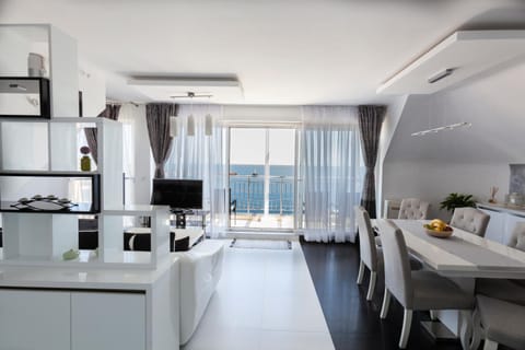 TV and multimedia, Kitchen or kitchenette, Living room, Seating area, Dining area, air conditioner
